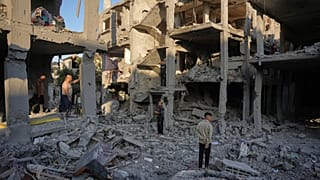 فلسطينيون يزيلون أنقاض مبنى دمره غارة جوية إسرائيلية، في مخيم المغازي للاجئين، وسط قطاع غزة، الجمعة 12 يونيو/حزيران 2026. (صورة من وكالة أسوشييتد برس/عبد الكريم حنا)