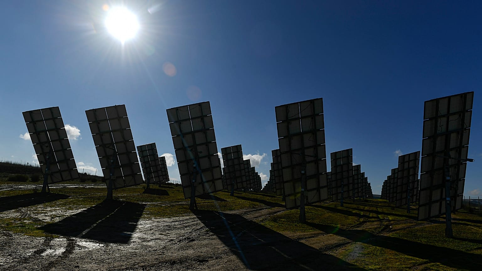 Des panneaux solaires produisent de l’énergie à Los Arcos, dans la province de Navarre, dans le nord de l’Espagne, le 24 février 2023