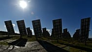 24 Şubat 2023 Cuma, İspanya'nın kuzeyindeki Navarra bölgesinin Los Arcos kasabasında güneş panelleri çalışıyor.