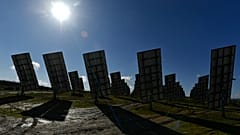 Pannelli solari in funzione a Los Arcos, nella provincia di Navarra, nel nord della Spagna, venerdì 24 febbraio 2023.
