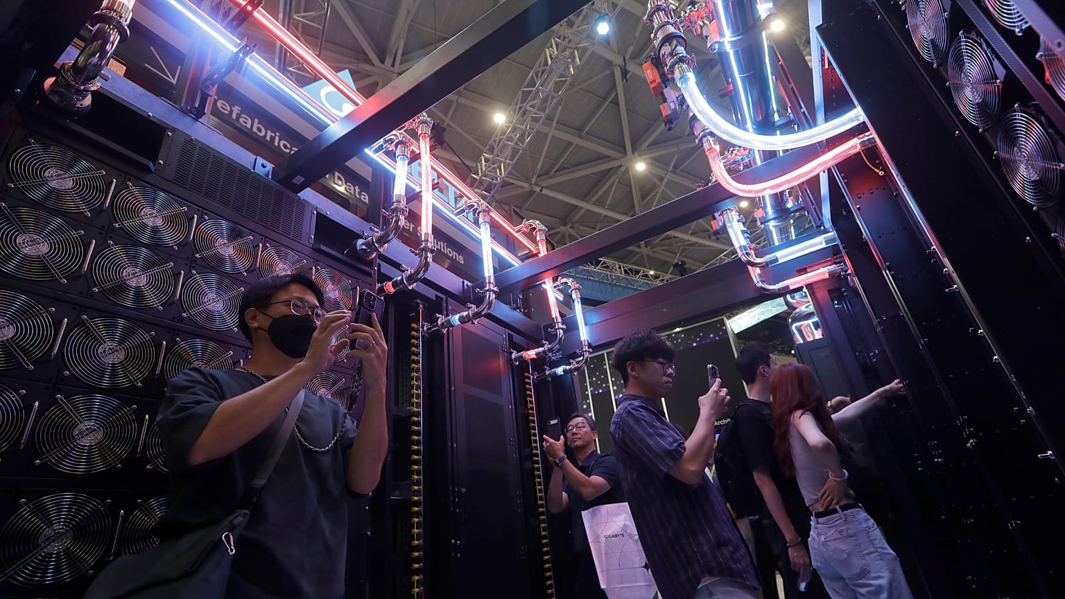 Αρχείο – Επισκέπτες εξετάζουν το AI Modular Data Center της DELTA στην έκθεση Computex Taipei. 2 Ιουνίου 2026.