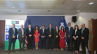Ο Υπουργός Περιβάλλοντος και Ενέργειας Σταύρος Παπασταύρου (5Α), η πρέσβης των ΗΠΑ στην Ελλάδα, Κίμπερλι Γκίλφοϊλ (4Α) και η αντιπροσωπεία της Chevron