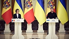 Prezydent Mołdawii Maia Sandu (z lewej) i prezydent Ukrainy Wołodymyr Zełenski (z prawej)