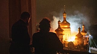Bischof Awraamij der Kyjiw-Petschersk-Lavra blickt auf die brennende Dormitionskathedrale des Höhlenklosters nach einem russischen Angriff auf Kyjiw am 15. Juni.