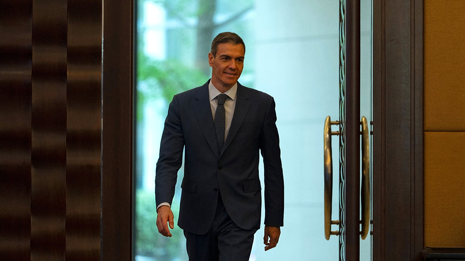 Foto de archivo. El presidente del Gobierno de España Pedro Sanchez llega a una rueda de prensa en Pekín, China, el 14 de abril de 2026. 
