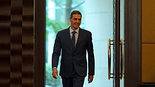 Foto de archivo. El presidente del Gobierno de España Pedro Sanchez llega a una rueda de prensa en Pekín, China, el 14 de abril de 2026. 