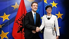 Marta Kos, unijna komisarz ds. rozszerzenia, z Feritem Hoxhą, ministrem ds. Europy i spraw zagranicznych Albanii, w Brukseli, Belgia, 20 kwietnia 2026 r.