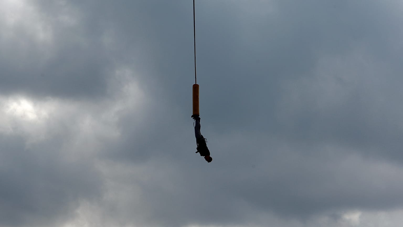 ARQUIVO ( 19.06.2009). Um homem não identificado salta no ar durante um salto de bungee jump nas imediações do circuito de Silverstone, em Silverstone,