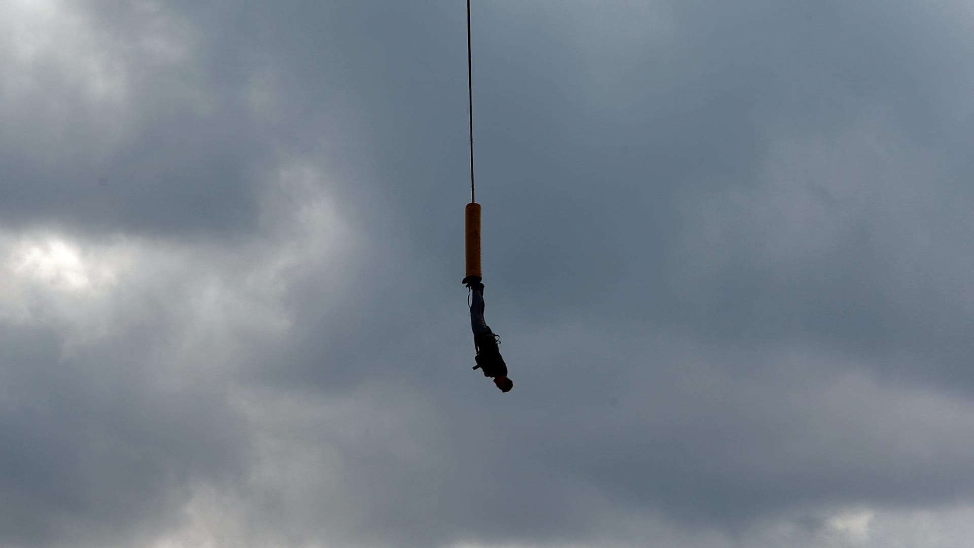 ARQUIVO ( 19.06.2009). Um homem não identificado salta no ar durante um salto de bungee jump nas imediações do circuito de Silverstone, em Silverstone,