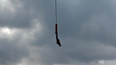 Archiwum, 19.06.2009. Niezidentyfikowany mężczyzna w powietrzu podczas skoku na bungee w pobliżu toru Silverstone w Silverstone.