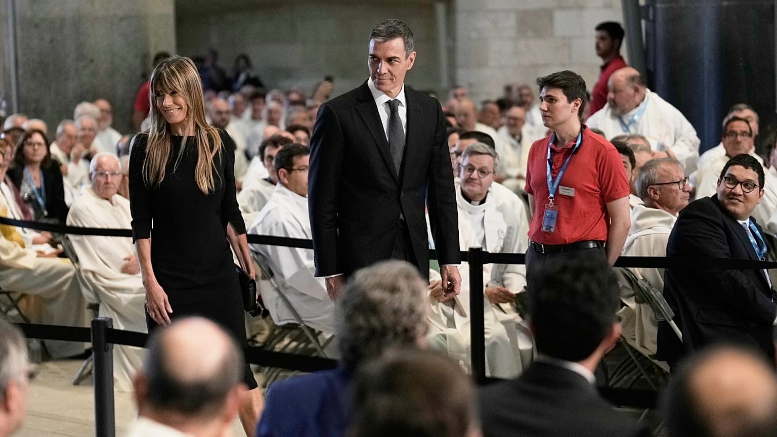  رئيس الوزراء الإسباني بيدرو سانشيز وزوجته بيجونا جوميز قبل القداس الذي احتفل به البابا ليون الرابع عشر في كنيسة ساغرادا فاميليا في برشلونة بإسبانيا يوم الأربعاء 10 يونيو 2026
