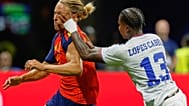 Sidny Lopes Cabral, de Cabo Verde, empuja al español Marcos Llorente durante el partido del Mundial entre España y Cabo Verde, lunes 15 de junio de 2026.