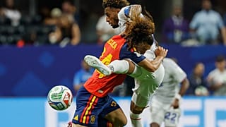 Sidny Lopes Cabral, de Cabo Verde, empuja al español Marcos Llorente durante el partido del Mundial entre España y Cabo Verde, lunes 15 de junio de 2026.