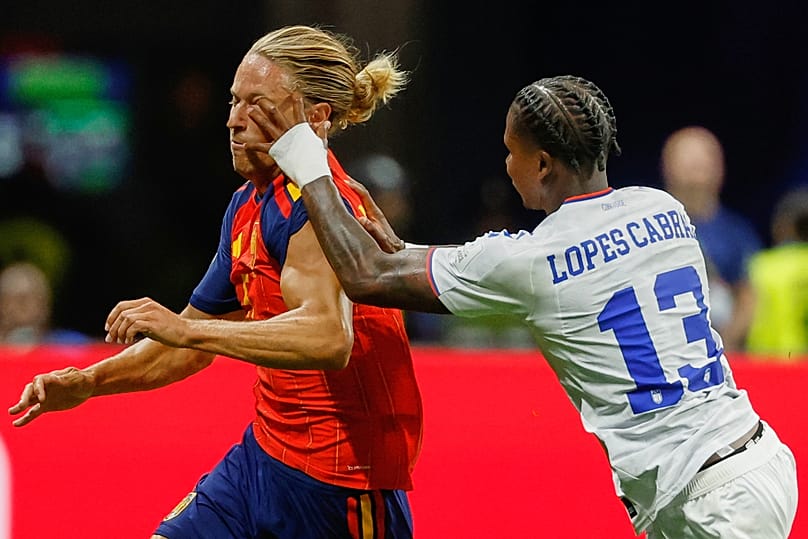 Sidny Lopes Cabral, de Cabo Verde, empuja al español Marcos Llorente durante el partido del Mundial entre España y Cabo Verde, lunes 15 de junio de 2026.