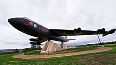 Un bombardiere B-52 Stratofortress chiamato «Diamond Lil» è esposto nei terreni dell'Accademia dell'Aeronautica degli Stati Uniti in Colorado.