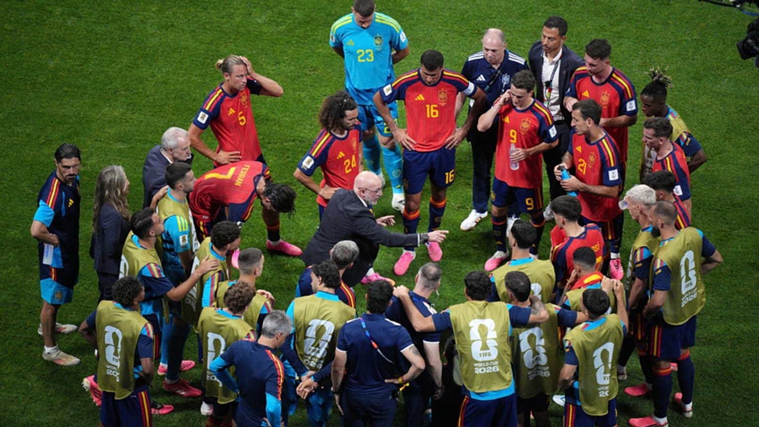 Spain head coach Luis de la Fuente talks with players during a hydration break in the World Cup Group H match against Cape Verde in Atlanta, Monday, June 15, 2026