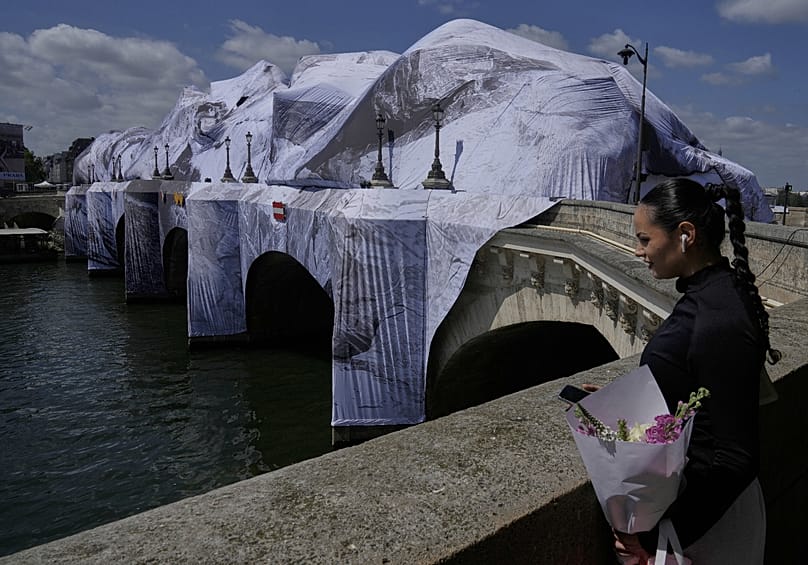 Eine Frau bestaunt „La Grotte du Pont-Neuf“, eine aufblasbare Kunstinstallation des französischen Street-Art-Künstlers JR, installiert auf der ältesten Brücke von Paris, der Pont-Neuf.