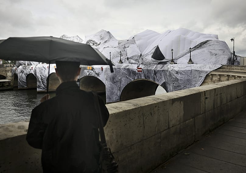 Eine weiße Plane schützt das Werk „La Caverne du Pont-Neuf“ des französischen Street-Art-Künstlers JR, das am 3. Juni durch starke Winde und heftigen Regen beschädigt wurde.