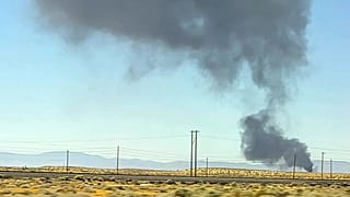 Des panaches de fumée s'élèvent d'un bombardier B-52 qui s'est écrasé peu après son décollage depuis une base de l'armée de l'air américaine dans le sud de la Californie