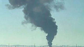 Füstfelhő emelkedik egy B-52-es bombázóból, amely 2026. június 15-én, hétfőn röviddel a felszállás után lezuhant egy dél-kaliforniai amerikai légitámaszponton