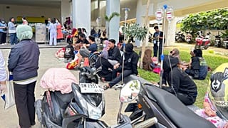 Nach einem Erdbeben in Palu auf Zentralsulawesi werden Patienten eines örtlichen Krankenhauses am Dienstag, 16. Juni 2026, ins Freie gebracht.