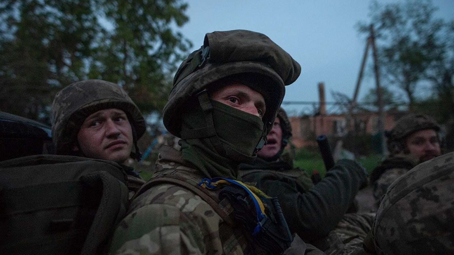 Иллюстративное фото: украинские солдаты сидят в пикапе на своей позиции на фронте возле Бахмута, 16 июня 2023 года