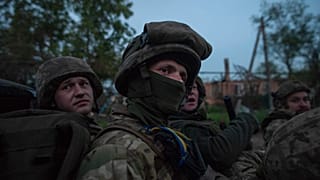 Иллюстративное фото: украинские солдаты сидят в пикапе на своей позиции на фронте возле Бахмута, 16 июня 2023 года