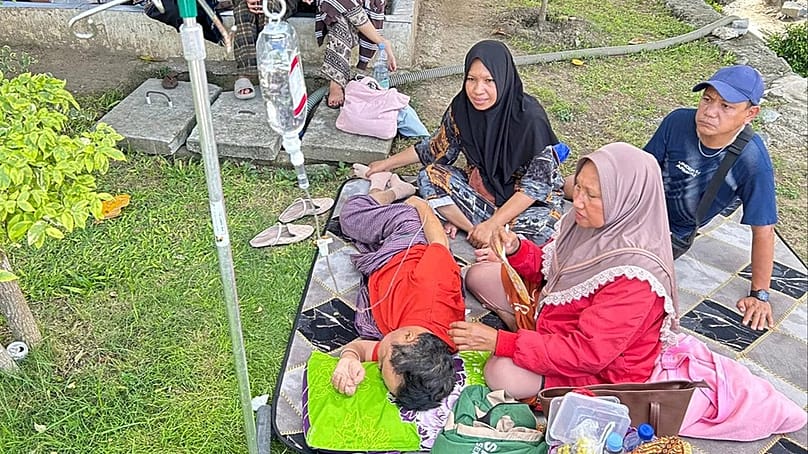 Evakuierte Patientinnen und Patienten vor einem örtlichen Krankenhaus nach dem Erdbeben in Palu, Zentralsulawesi, Dienstag, 16. Juni 2026