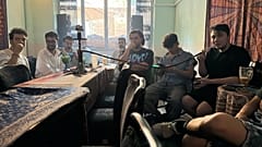 Tifosi iraniani seguono a Teheran, in un bar, la partita della nazionale di calcio contro la Nuova Zelanda del gruppo G dei Mondiali, mentre uno fuma il narghilè.