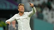 هيرفي رينارد وهو يعطي التعليمات من الخط الجانبي خلال مباراة كأس العالم للمجموعة الثالثة لكرة القدم بين بولندا والمملكة العربية السعودية