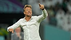 هيرفي رينارد وهو يعطي التعليمات من الخط الجانبي خلال مباراة كأس العالم للمجموعة الثالثة لكرة القدم بين بولندا والمملكة العربية السعودية