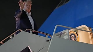 Presidente Donald Trump acena ao embarcar no Air Force One, segunda-feira, 15 de junho de 2026, na Base Conjunta Andrews, Maryland