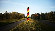 Ein Grenzpfahl markiert die deutsch-polnische Grenze an der Oder in der Nähe der Stadt Lebus, 28. Oktober 2021