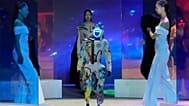 Robô humanoide e modelo participam no MACH33 da Galaxy Corporation: