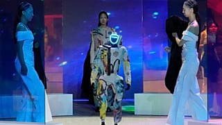 Robô humanoide e modelo participam no MACH33 da Galaxy Corporation: