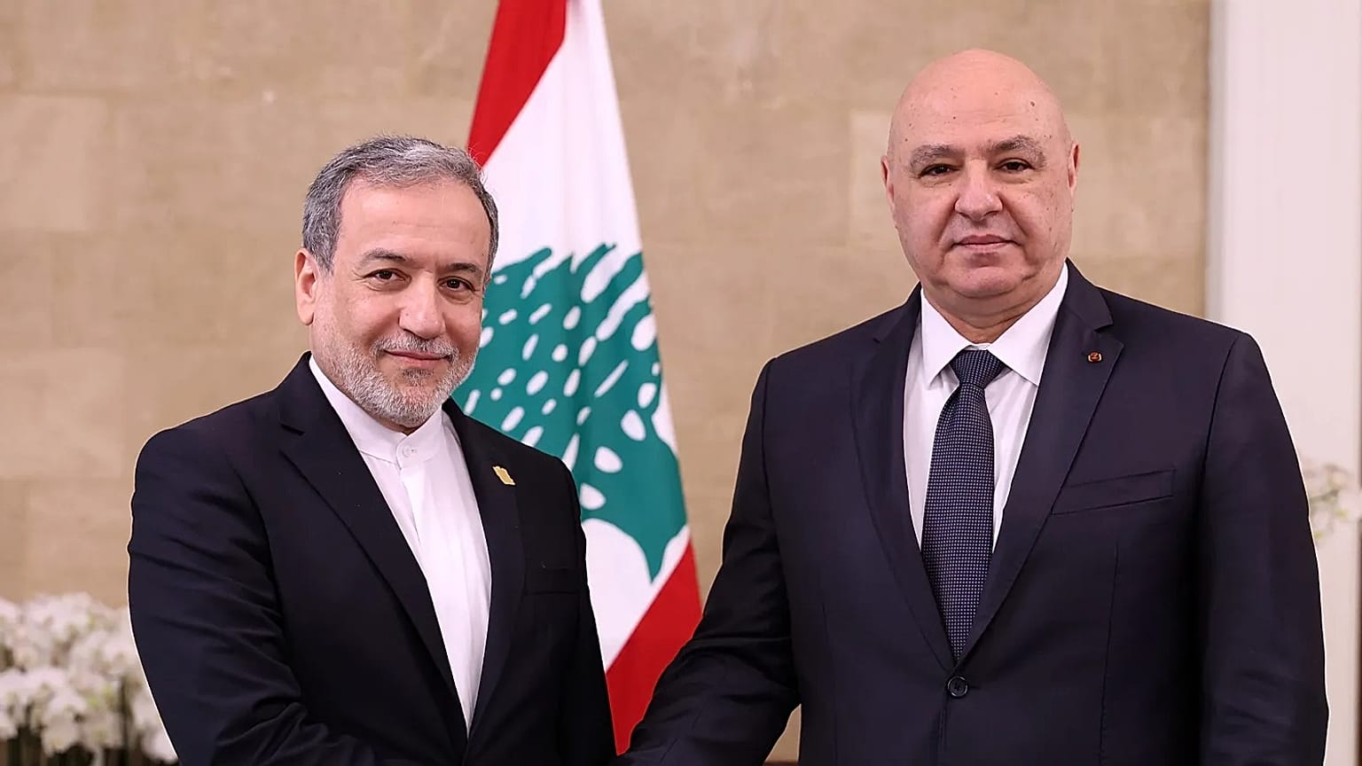 الرئيس اللبناني جوزاف عون يصافح وزير الخارجية الإيراني عباس عراقجي في قصر بعبدا، 9 يناير/كانون الثاني 2026