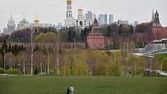 Persone passeggiano nel parco Zaryadye a Mosca, in Russia.