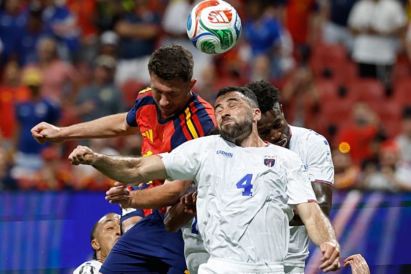 Aymeric Laporte, à gauche, et Pico Lopes, du Cap-Vert, se disputent le ballon lors du match du groupe H de la Coupe du monde entre l'Espagne et le Cap-Vert, à Atlanta, lundi 15 juin