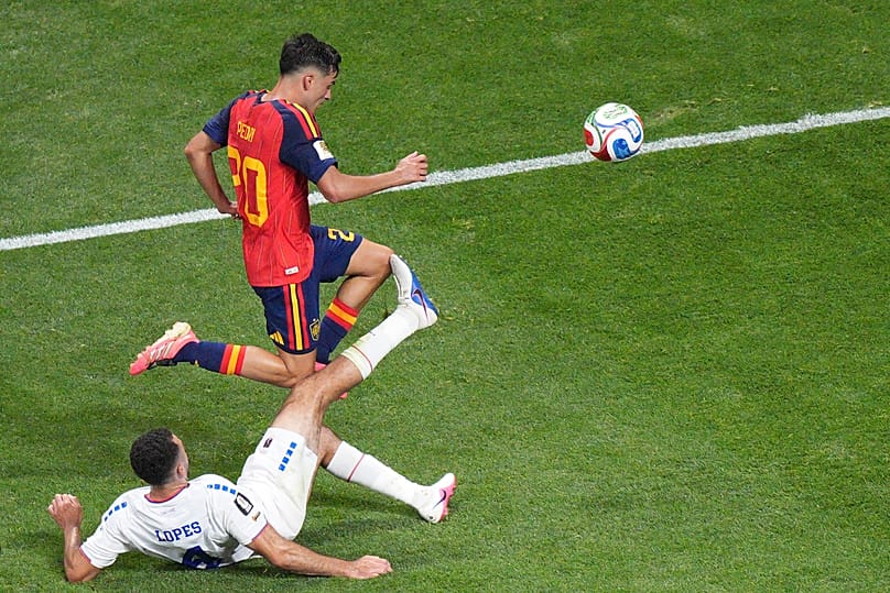 Pedri (20), côté espagnol, heurte Pico Lopes (4), du Cap-Vert, lors du match du groupe H de la Coupe du monde entre l'Espagne et le Cap-Vert, à Atlanta, lundi 15 juin 2026.