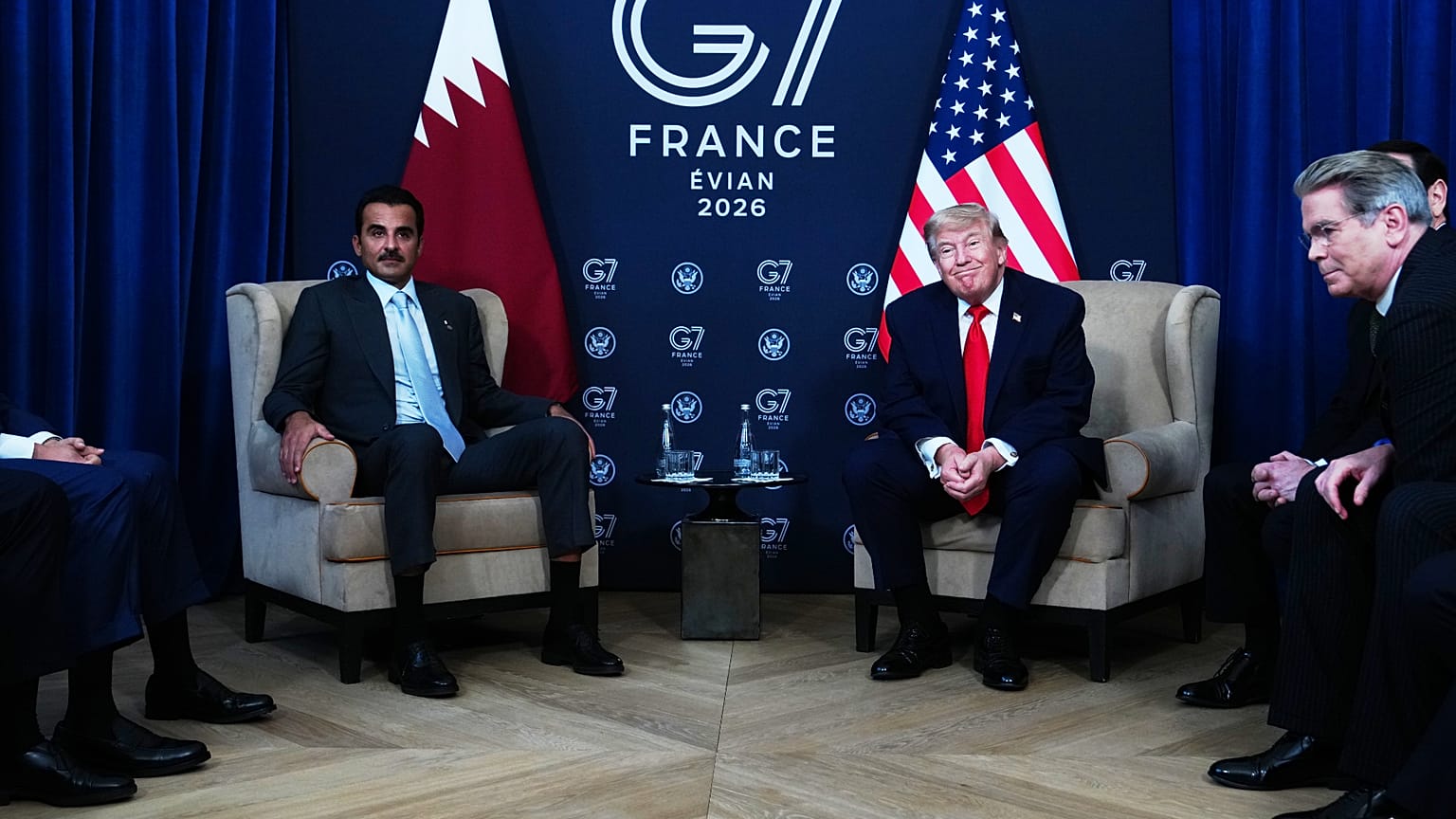 الرئيس الأميركي دونالد ترامب يلتقي أمير قطر الشيخ تميم بن حمد آل ثاني خلال اجتماع ثنائي على هامش قمة مجموعة السبع في إيفيان ليبان بفرنسا.