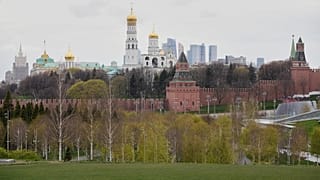 Des personnes se promènent dans le parc Zariadié à Moscou, en Russie.