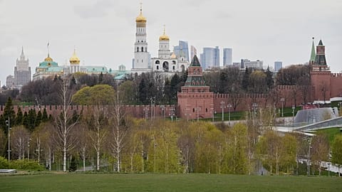 Des personnes se promènent dans le parc Zariadié à Moscou, en Russie.