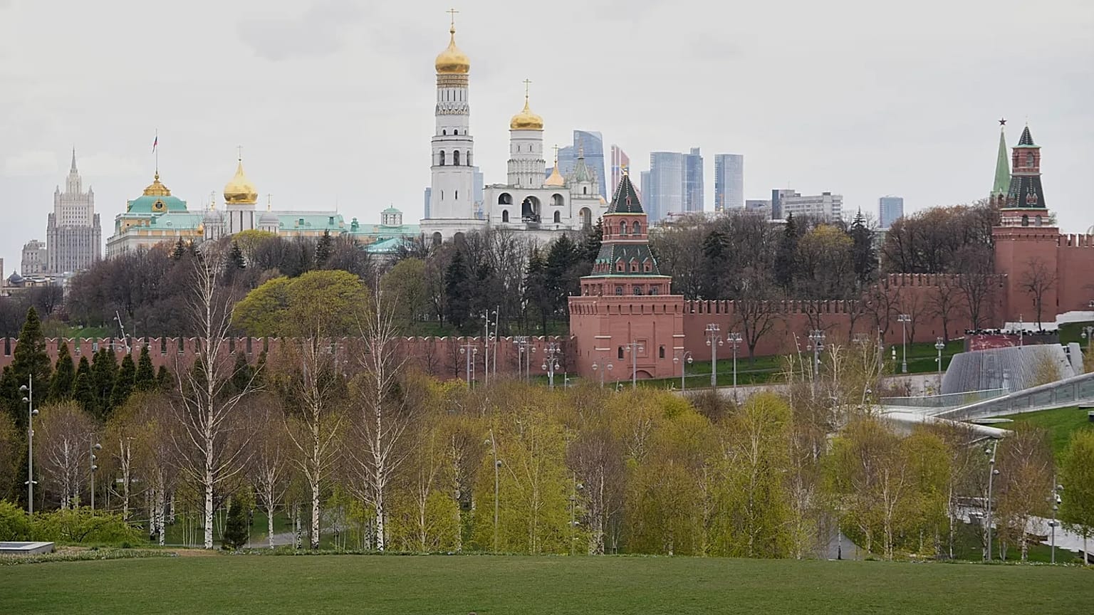Люди гуляют в парке «Зарядье» в Москве, Россия.