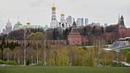 Люди гуляют в парке «Зарядье» в Москве, Россия.