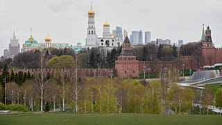 Люди гуляют в парке «Зарядье» в Москве, Россия.