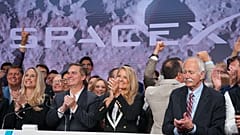 Gwynne Shotwell, presidente e direttrice operativa di SpaceX, festeggia con i colleghi al suono della campanella per l'IPO al Nasdaq di New York, il 12 giugno 2026