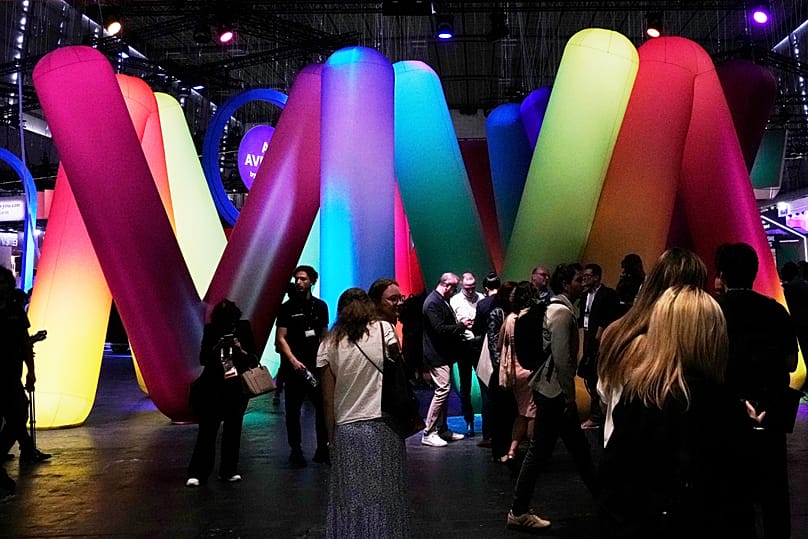 Visitantes na feira VivaTech, quarta-feira, 11 de junho de 2025, em Paris