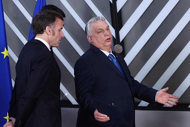 Orbán Viktor Emmanuel Macron francia elnökkel beszél 2016. március 19-én Brüsszelben