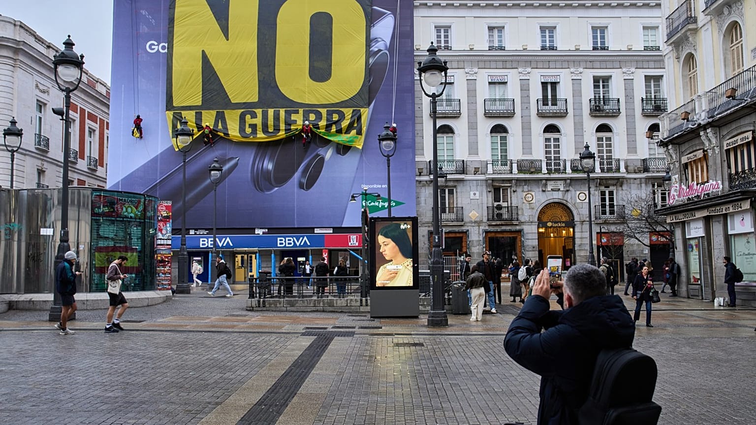 NEIN ZUM KRIEG - Poster von Greenpeace gegen den Iran-Krieg in Madrid in Spanien
