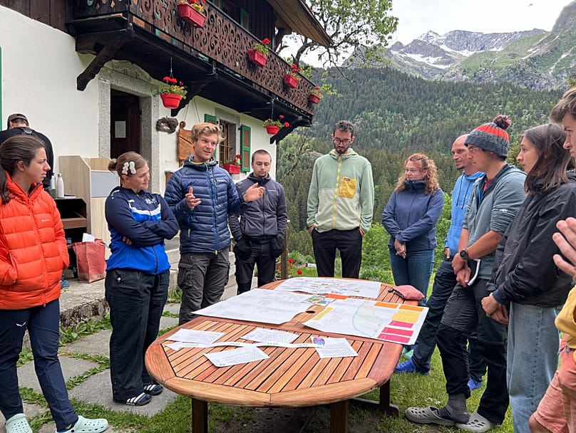 Diákok vesznek részt egy egyhetes Waterwise-műhelyen Contamines-Montjoie-ban, Franciaországban.